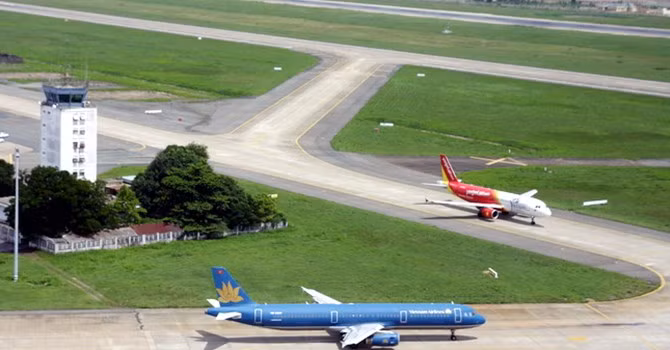 Nhiều thời điểm máy bay phải xếp hàng chờ cất cánh tại sân bay Nội Bài.