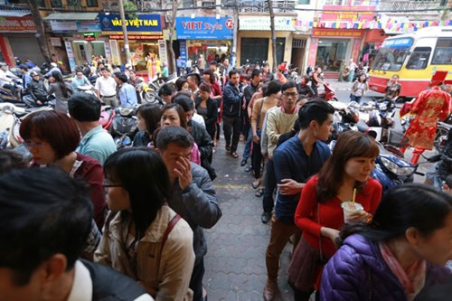 Chen nhau mua vàng trong cửa hàng Bảo Tín Minh Châu 