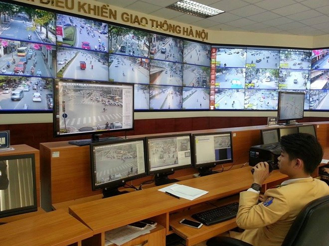 Sau khi phát hiện xe vi phạm, cán bộ tại trung tâm điều khiển giao thông báo qua bộ đàm cho lực lượng tuần tra để xử lý ngay tại chỗ.