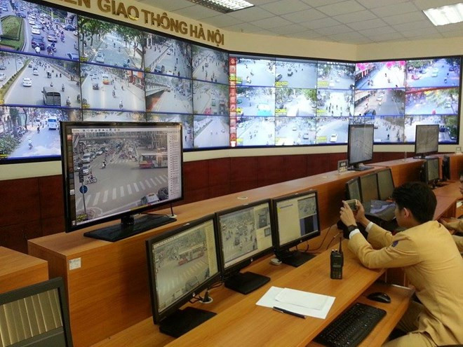 Chụp lại vi phạm gửi về cho lực lượng tuần tra đang xử lý để cho người vi phạm rõ hơn, thuyết phục hơn.