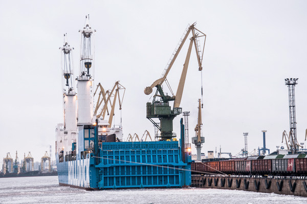 Tàu ngầm Hải Phòng lên tàu hàng Rolldock Star, ảnh ghi nhận lúc 16 giờ 42 chiều 14.12.2014 - Ảnh: Diễn đàn Airbase (Nga)