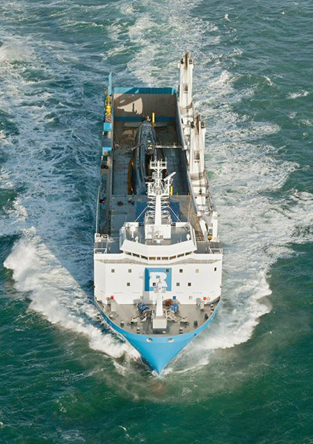 Tàu ngầm Hải Phòng trên khoang tàu hàng Rolldock Star. Đây là chiếc tàu ngầm Kilo thứ 3 của Hải quân Việt Nam được hãng tàu Rolldock vận chuyển từ Nga về Việt Nam - Ảnh: Rolldock