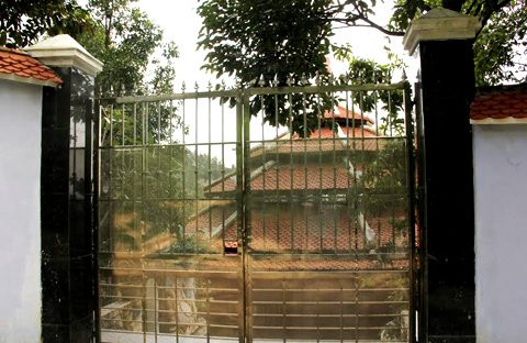 Cổng vào khu biệt phủ của đại gia vàng nơi rừng cấm giống cung vua phủ chúa ngày xưa