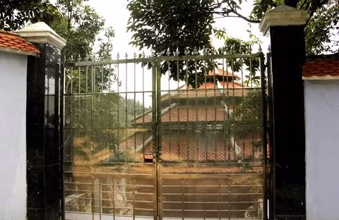 Cổng vào khu biệt phủ của đại gia vàng nơi rừng cấm giống cung vua phủ chúa ngày xưa