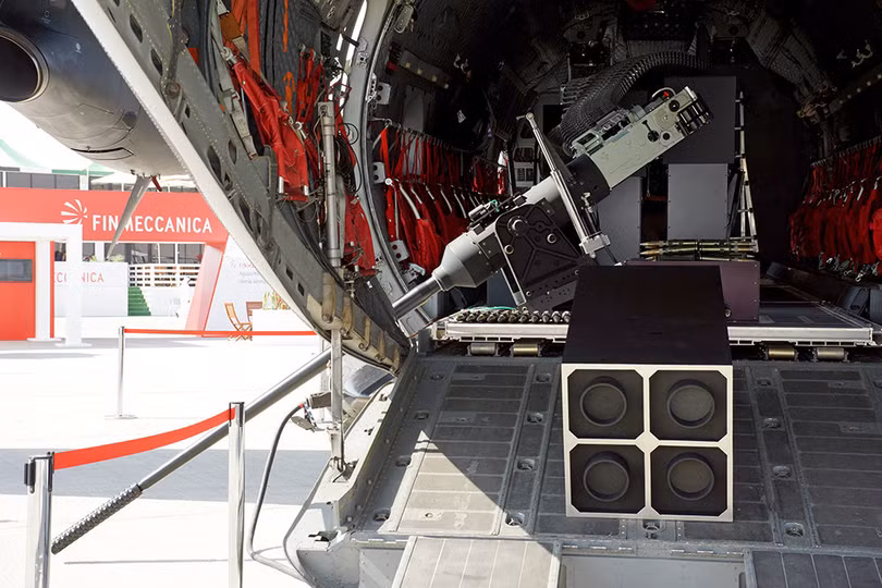 Lắp đặt mô-đun pháo tự động trên máy bay vận tải. Ảnh minh họa: Rusian Gazeta.