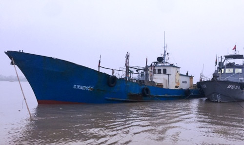 Tàu số hiệu 13056 chở 100.000 lít dầu cùng 3 thuyền viên là người Trung Quốc đang bị biên phòng Hải Phòng tạm giữ phục vụ điều tra. Ảnh: Bộ đội Biên phòng.
