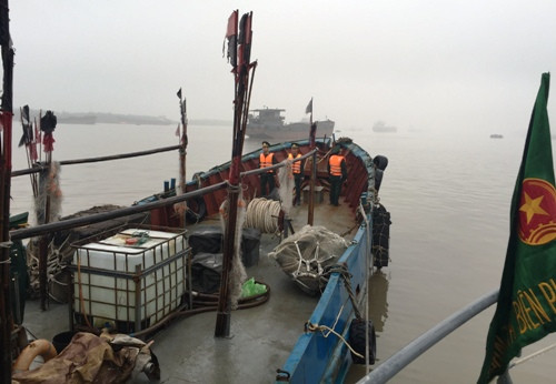 Để che mắt nhà chức trách Việt Nam, tàu 13056 đã ngụy trang thành tàu đánh cá. Ảnh: Bộ đội Biên phòng.