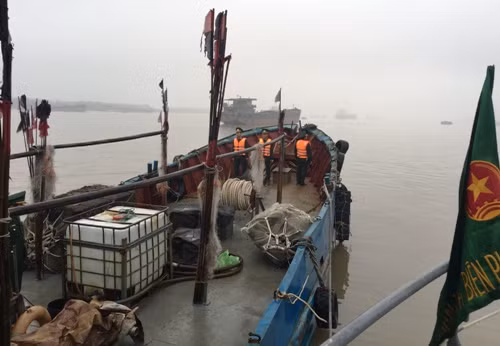 Để che mắt nhà chức trách Việt Nam, tàu 13056 đã ngụy trang thành tàu đánh cá. Ảnh: Bộ đội Biên phòng. Để che mắt nhà chức trách Việt Nam, tàu 13056 đã ngụy trang thành tàu đánh cá. Ảnh: Bộ đội Biên phòng.