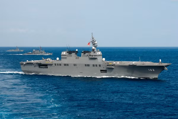 Tàu sân bay trực thăng Ise của Nhật Bản diễn tập trên biển