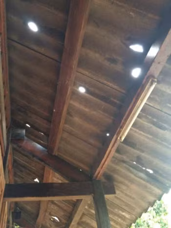 Mưa dá gây thủng mái nhà ở Tuyên Quang. Ảnh: Hoài An