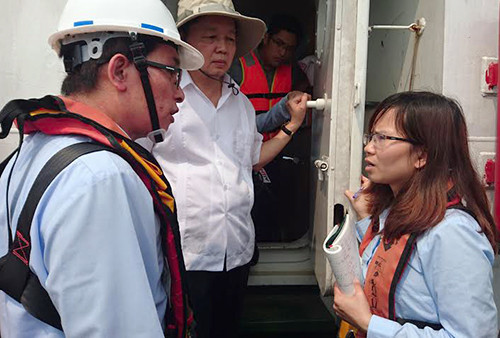 Bộ trưởng Trần Hồng Hà (đứng giữa) ra biển kiểm tra hệ thống ống xả thải của tập đoàn Formosa. Ảnh: Đức Hùng