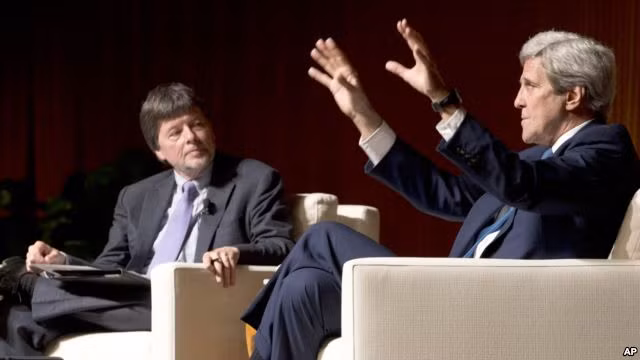 Ngoại trưởng Mỹ John Kerry trao đổi với đạo diễn phim tài liệu Ken Burns (trái) về những trải nghiệm liên quan tới Chiến tranh Việt Nam hôm 27/4.