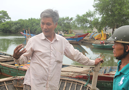 Ngư dân Nguyễn Xuân Thảo (xã Lộc Vĩnh) cho hay, sau khi xuất hiệncá chết, nhiều hộ dân đã phơi thuyền, không ra khơi đánh cá. Ảnh:Đắc Đức.