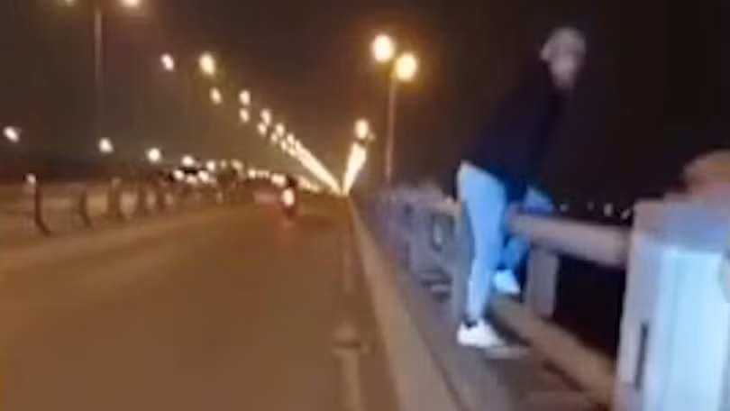  Thanh niên livestream nhảy cầu