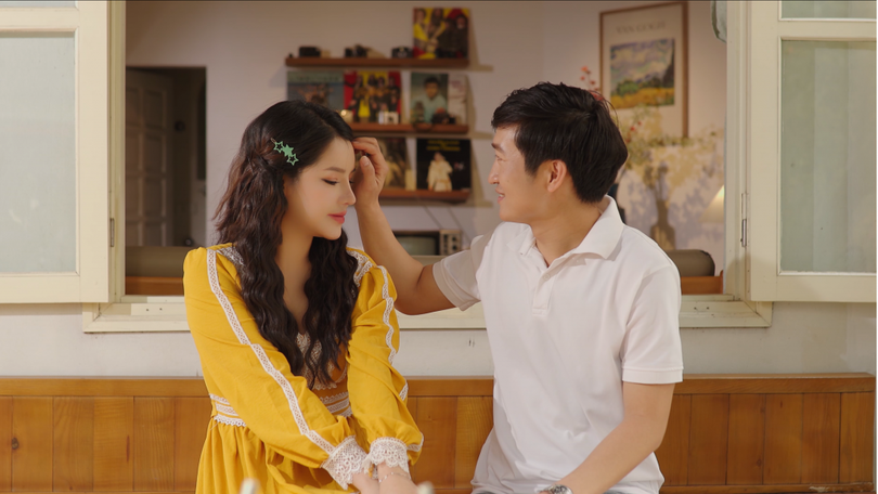 Ca sĩ Tô Ngọc Hà trong MV 'Kẹp tóc màu xanh'