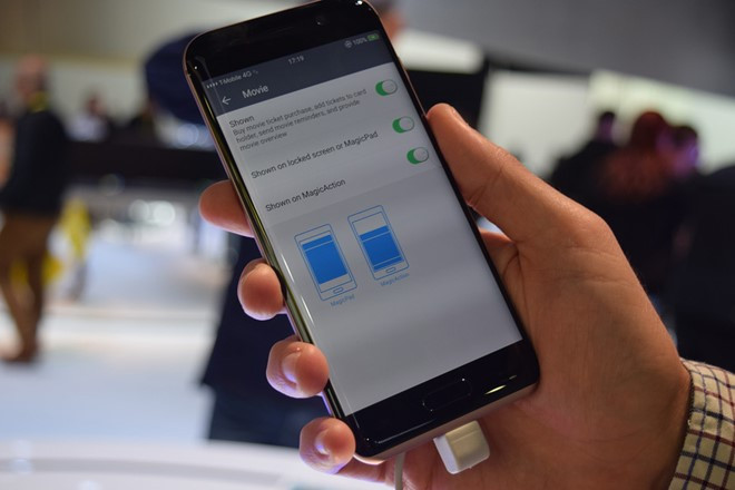 Các tính năng liên quan tới AI sẽ được cung cấp qua phần mềm Honor Magic Live. Sản phẩm sử dụng trí tuệ nhân tạo tương tự như cách mà Facebook cũng như nhiều hãng khác đang làm, ví dụ khi bạn đang chat với bạn bè về một bộ phim, máy sẽ đề xuất một số suất chiếu tại các rạp gần đó. Ngoài ra, AI của máy cũng có thể phân loại mail chưa đọc, danh bạ...Bên cạnh đó là vô số thiết lập ẩn các đề mục ở khắp nơi giúp dữ liệu tránh bị xâm phạm.