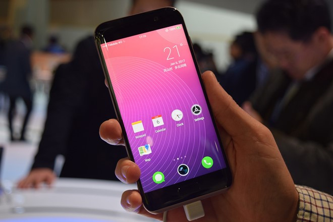 Honor Magic còn được đánh giá cao ở thiết kế. Sản phẩm này có vẻ ngoài không giống với bất kỳ smartphone Galaxy nào của Samsung hay iPhone của Apple. Mặt trước và sau được bao phủ bởi lớp kính cong. Màn hình 5,1 inch có độ phân giải 2.560 x 1.440 pixel.