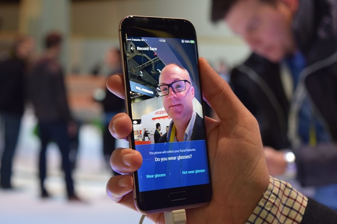 Tính năng tiếp theo là Face Code Intelligent Recognition. Theo đó, người dùng sẽ đăng ký khuôn mặt của mình trước nếu muốn đọc các thông báo hiển thị trên điện thoại. Điều này giúp bạn không phải lo lỡ có người lạ nào đó cầm máy mình và đọc được các nội dung riêng tư.