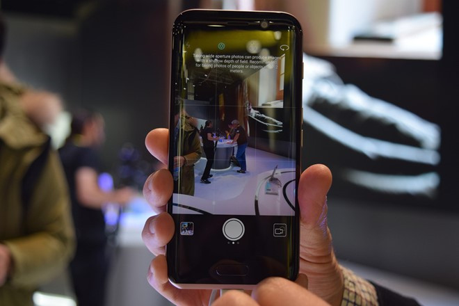 Máy được trang bị camera kép 12 MP có khả năng chụp ảnh xóa phông. Camera trước 8 MP. Honor Magic nặng 145 gram, sử dụng bộ vi xử lý Kirin 950, RAM 4 GB, dung lượng 64 GB. Viên pin 2.900 mAh tích hợp công nghệ sạc nhanh.