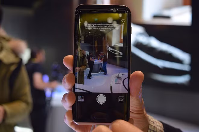 Máy được trang bị camera kép 12 MP có khả năng chụp ảnh xóa phông. Camera trước 8 MP. Honor Magic nặng 145 gram, sử dụng bộ vi xử lý Kirin 950, RAM 4 GB, dung lượng 64 GB. Viên pin 2.900 mAh tích hợp công nghệ sạc nhanh.