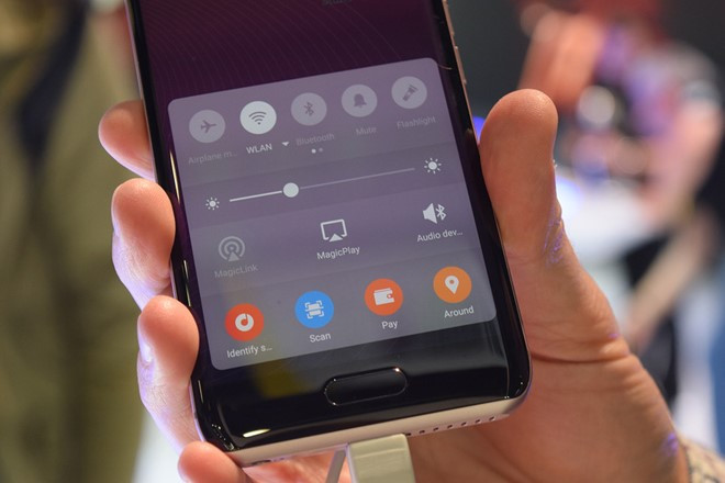 Honor Magic được trang bị Android 6.0 Marshmallow. Khi trượt từ dưới lên sẽ xuất hiện màn hình tắt tương tự như iOS. Các số liệu thống kê tập thể dục xuất hiện khi trượt từ trên xuống.