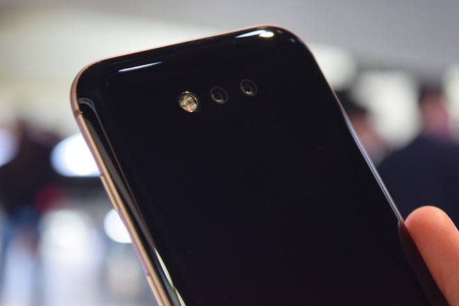 Máy sở hữu cảm biến ở phần khung và cảm biến hồng ngoại ở camera mặt trước. Khi người dùng cầm điện thoại lên, cảm biến ở khung và camera sẽ nhận diện được mắt và mặt của họ từ đó tự động bật sáng. Nếu người dùng đặt máy xuống hoặc bỏ vào túi, màn hình sẽ tắt chỉ trong 1 giây.