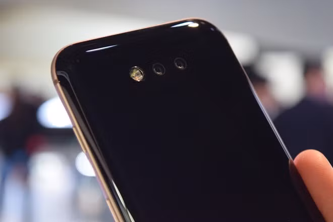 Máy sở hữu cảm biến ở phần khung và cảm biến hồng ngoại ở camera mặt trước. Khi người dùng cầm điện thoại lên, cảm biến ở khung và camera sẽ nhận diện được mắt và mặt của họ từ đó tự động bật sáng. Nếu người dùng đặt máy xuống hoặc bỏ vào túi, màn hình sẽ tắt chỉ trong 1 giây.