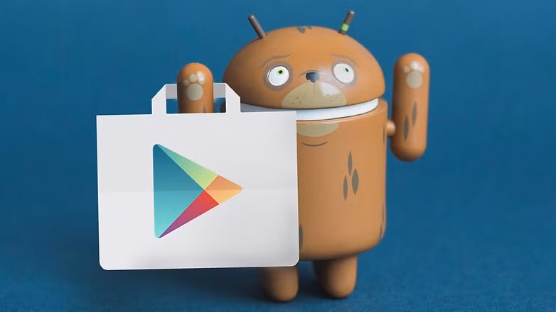 Android có nhiều ứng dụng hơn. Google Play Store là nơi người dùng có thể tìm thấy hầu hết các ứng dụng dành cho thiết bị Android của họ. App Store là kho ứng dụng dành cho iPhone (iOS). Xét về số lượng, Google Play Store có nhiều ứng dụng hơn App Store. Tại thời điểm này, có hơn 2 triệu ứng dụng trong App Store, còn Google Play Store có 2,5 triệu ứng dụng. Hơn nữa, kho ứng dụng của Google Play Store còn có nhiều ứng dụng miễn phí hơn. Trong 2,5 triệu ứng dụng Android thì có 2,3 triệu ứng dụng miễn phí. Như thế người dùng Android sẽ có nhiều lựa chọn để dùng thử miễn phí.