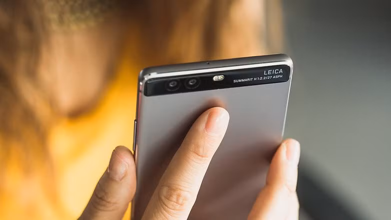 Android chạy đua công nghệ nhanh hơn. Apple di chuyển chậm chạp trong khi các nhà sản xuất Android luôn đổi mới công nghệ trên thiết bị Android. Thông thường, Apple luôn đi theo sau. Chẳng hạn Huawei P9 tích hợp camera kép được phát hành từ đầu năm nhưng đến cuối năm vừa rồi iPhone 7 Plus mới được trang bị camera kép. Các nhà sản xuất thiết bị Android cung cấp cho bạn nhiều lựa chọn mới về công nghệ mới. Hãy nhớ rằng, nhiều tính năng mới được Apple chào hàng đã có trong các thiết bị Android. iPhone 7 giờ đây mới có tính năng chống thấm nước nhưng thiết bị Android đã có khả năng này từ cách đây 2 năm…