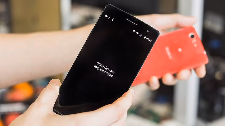 Apple tích hợp NFC cho iPhone 6 nhưng chỉ cho phép bạn sử dụng công nghệ này cho Apple Pay. Còn với Android, NFC có sẵn trên nhiều thiết bị trong nhiều năm qua và người dùng có thể tận dụng các tính năng như tag NFC, chuyển file…