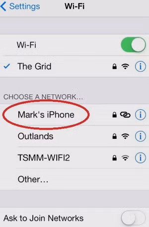 Hướng dẫn phát WiFi bằng iPhone: Trên các thiết bị khác, tìm chọn tên điểm truy cập mạng từ iPhone của bạn trong danh sách mạng WiFi có sẵn (trong ảnh là mạng có tên Mark’s iPhone).