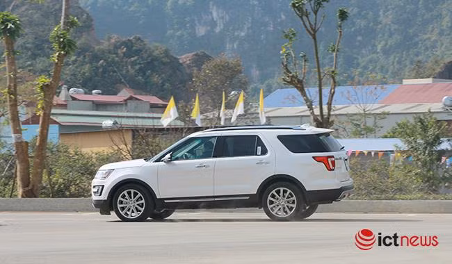 So sánh Toyota Land Cruiser Prado với Ford Explorer 2017 ảnh 5