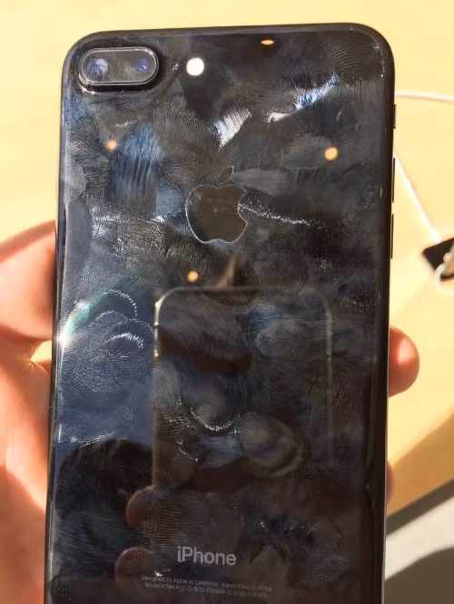 Hình ảnh iPhone 7 Jet Black được chụp tại một Apple Storehồi tháng 9.