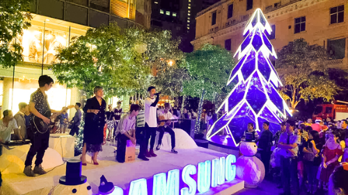 Đó là tủ lạnh Twin Cooling Plus 2 dàn lạnh độc lập duy trì độ ẩm ổn định đến 70%, giúp rau củ tươi ngon đến 10 ngày; hay tủ lạnh Multi Door với ngăn Cool Select Zone cho phép người dùng linh hoạt chuyển đổi 4 mức nhiệt độ đông lạnh, đông mềm, lạnh và mát theo nhu cầu. Hãng còn giới thiệu máy giặt công nghệ Addwash tích hợp cửa phụ linh hoạt, giúp chị em bỏ thêm quần áo và nước xả bất cứ khi nào cần.