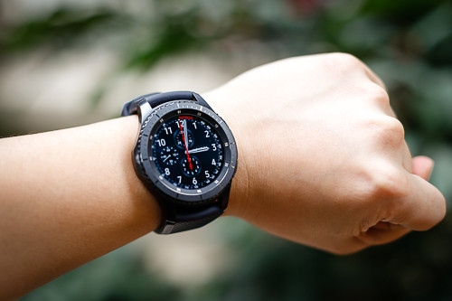 Thay vì sử dụng mặt đồng hồ vuông hay hình chữ nhật, smartwatch của Samsung có mặt đồng hồ cảm ứng dạng tròn 360 độ, kích thước 1,3 inch với độ phân giải 360 x 360 pixel.