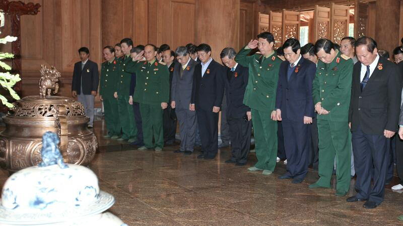 Bộ TT&TT dâng hương báo công nhiệm kỳ với Bác ảnh 7