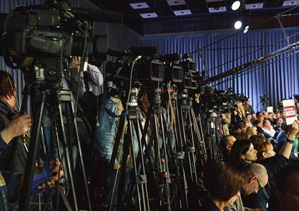 Dàn máy quay cùng chân máy được bố trí san sát tạihội trường. Ảnh:Sputnik