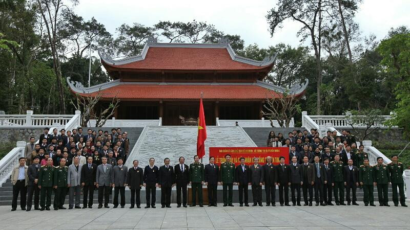 Chụp ảnh lưu niệm trước Nhà tưởng niệm Chủ tịch Hồ Chí Minh tại khu di tích K9.