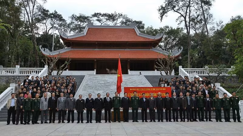 Chụp ảnh lưu niệm trước Nhà tưởng niệm Chủ tịch Hồ Chí Minh tại khu di tích K9.