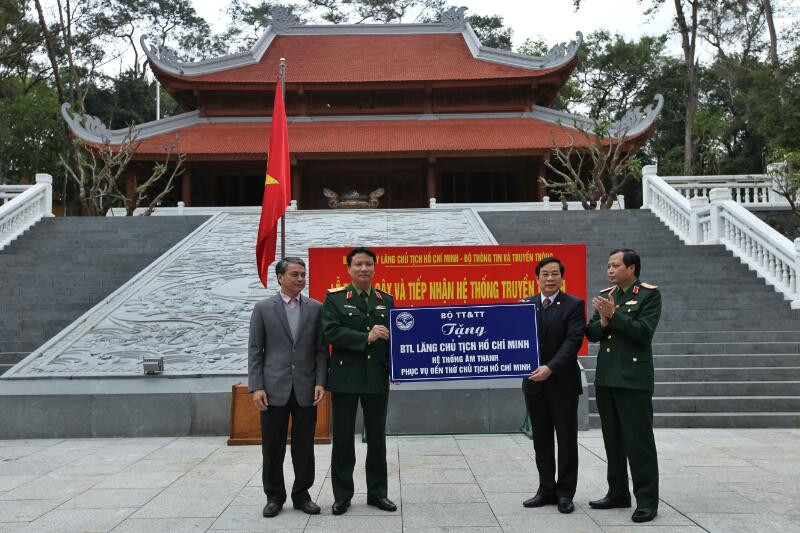 Bộ TT&TT dâng hương báo công nhiệm kỳ với Bác ảnh 10