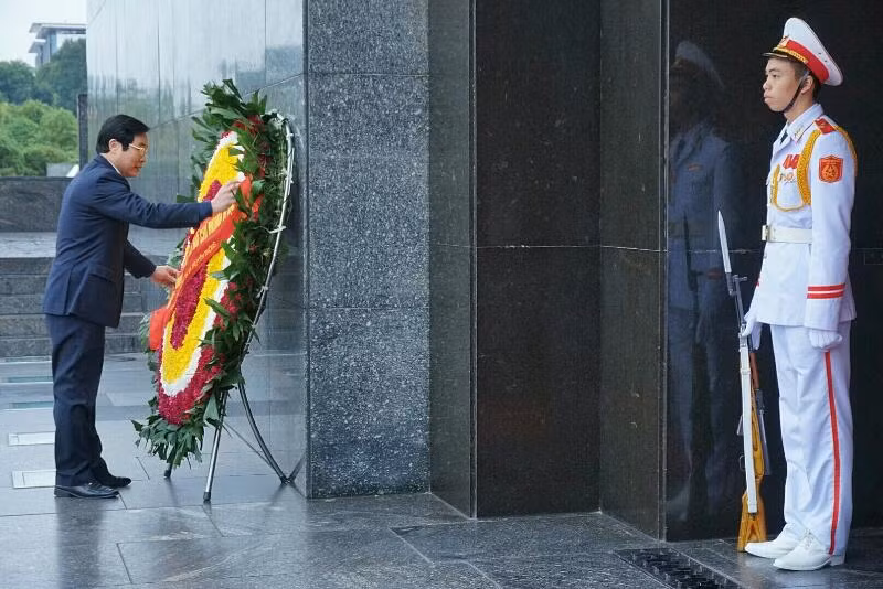 Bộ TT&TT dâng hương báo công nhiệm kỳ với Bác ảnh 1