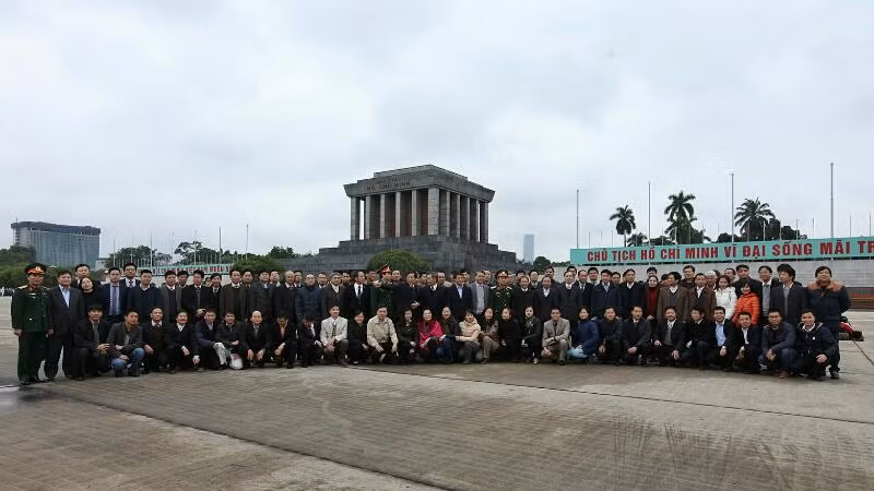 Bộ TT&TT dâng hương báo công nhiệm kỳ với Bác ảnh 2