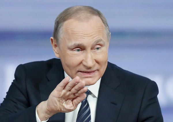Tổng thống Nga Vladimir Putin đang trả lời một câu hỏi từ phóng viên. Ảnh:Reuters.