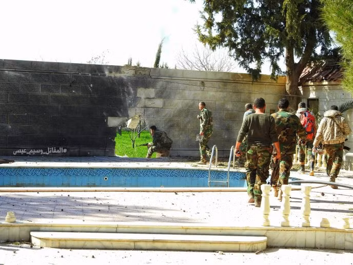 “Hổ Syria” chủ công xung trận chiếm thị trấn trọng yếu, sắp chia cắt Đông Ghouta ảnh 8