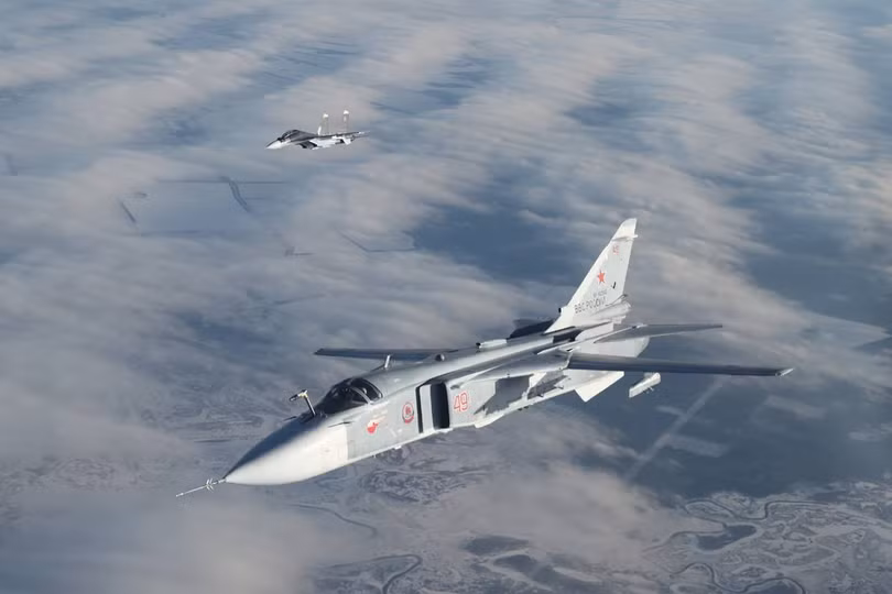 Máy bay ném bom Nga Su-24 cùng Su - 30SM trên không phận Syria