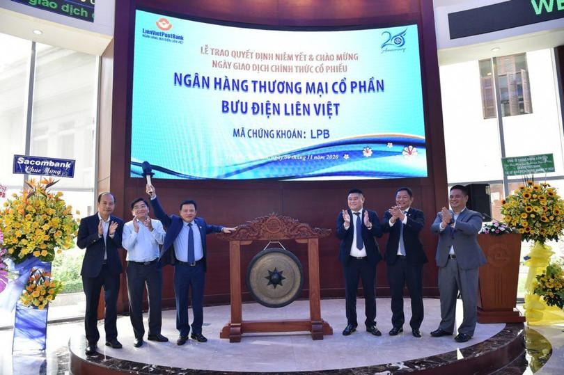 Người đánh cồng là ông Phạm Doãn Sơn – Phó Chủ tịch thường trực kiêm CEO LienVietPostBank, còn vị trí trang trọng phía bên kia là ông Nguyễn Đức Thuỵ ('bầu' Thuỵ)