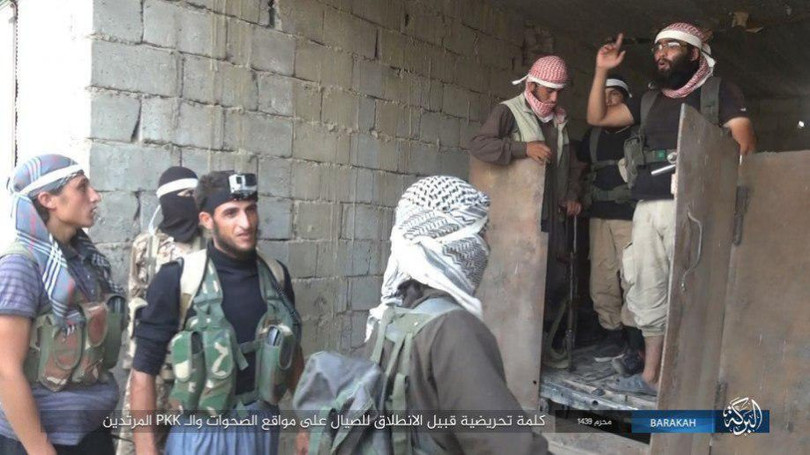 IS tung xe bom tự sát tấn công SDF do Mỹ hậu thuẫn ảnh 1