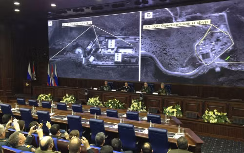 Nga công bố ảnh vệ tinh mà họ nói rằng cho thấy xe chở dầu của IS gần biên giới Thổ Nhĩ Kỳ. Ảnh: AP Nga công bố ảnh vệ tinh mà họ nói rằng cho thấy xe chở dầu của IS gần biên giới Thổ Nhĩ Kỳ. Ảnh: AP