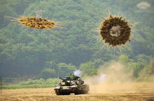 Hệ thống Shtora 1 bắn lựu đạn khói từ một chiếc xe tăng của Nga. Ảnh: Sputnik