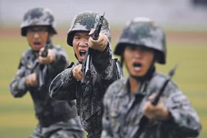 Bộ binh Trung Quốc được huấn luyện tốt có khả năng hành động hiệu quả trong nhiều điều kiện (Reuters) Bộ binh Trung Quốc được huấn luyện tốt có khả năng hành động hiệu quả trong nhiều điều kiện (Reuters)